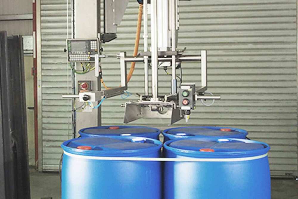 Mehrere Leergebinde werden auf Paletten teilautomatisiert befüllt