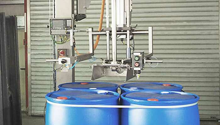 Mehrere Leergebinde werden auf Paletten teilautomatisiert befüllt