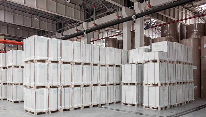 Papierlagerung auf Paletten